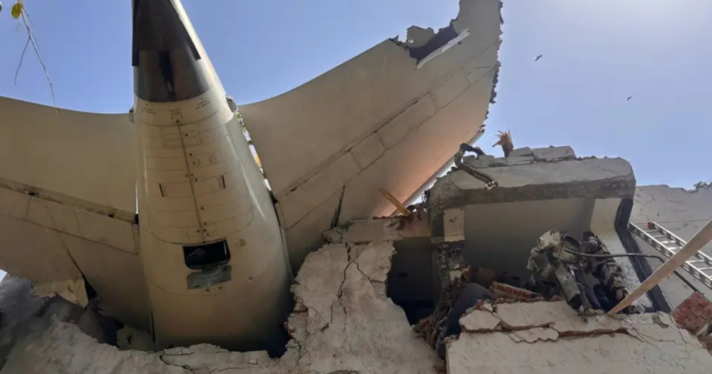Índia confirma ao menos 290 mortos e quase 50 feridos em queda de avião