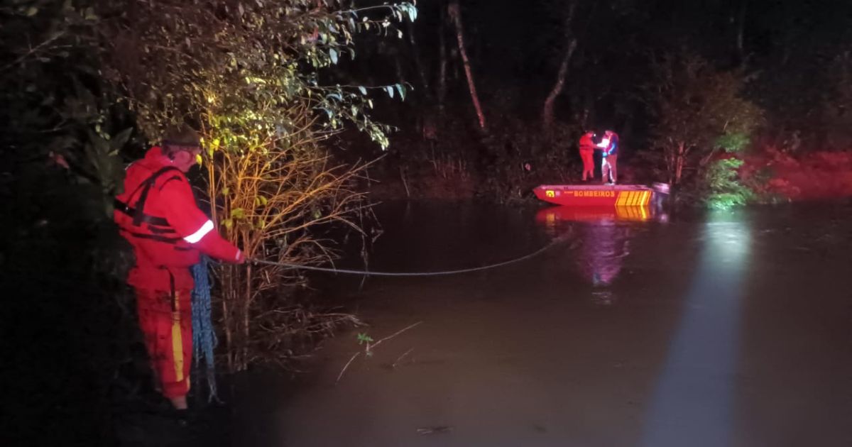 Corpo de Bombeiros resgata dois homens ilhados após ponte ser encoberta por rio em Irati