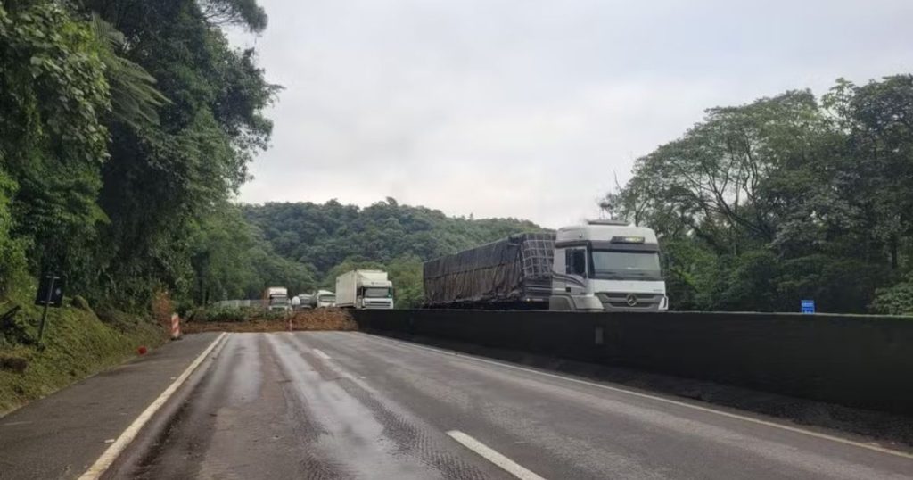 Queda de barreira interdita parcialmente a BR-277 no sentido litoral do Paraná