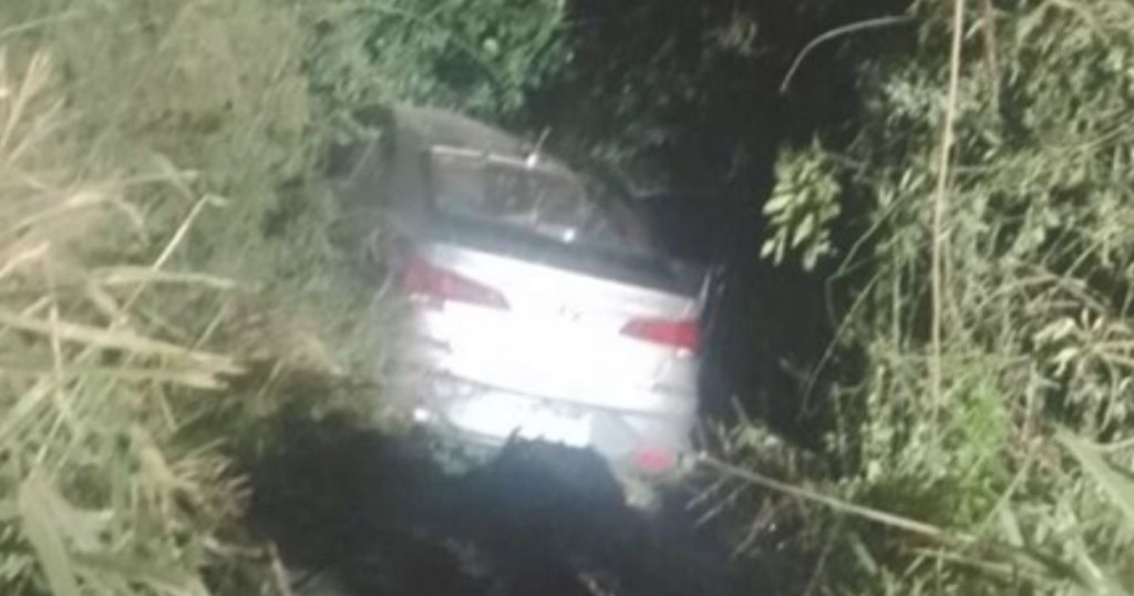 Motorista perde controle de veículo, sai da pista e cai em ribanceira na BR-476
