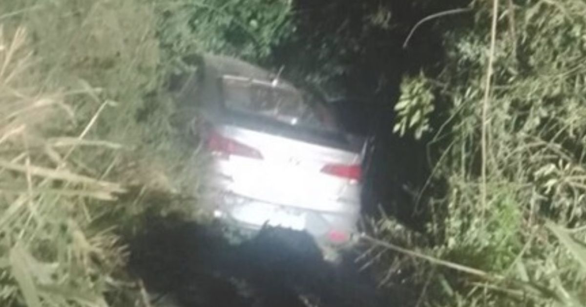 Motorista perde controle de veículo, sai da pista e cai em ribanceira na BR-476