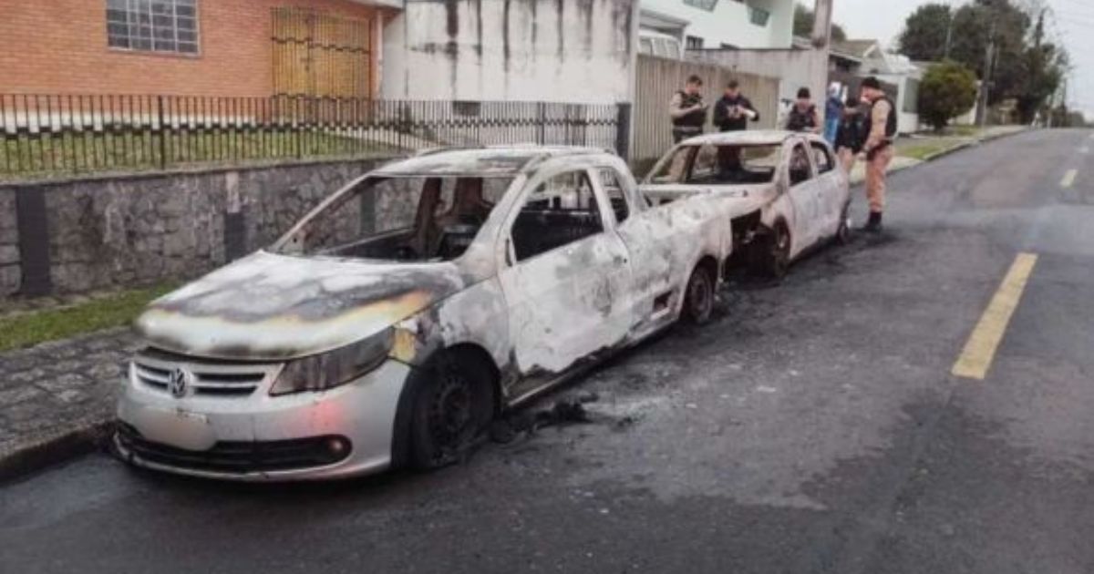 Crise de ciúmes: Mulher invade casa de namorado, põe fogo em carros e é presa