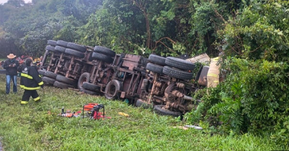 Carreta tomba na BR-373 em Ponta Grossa e motorista morre