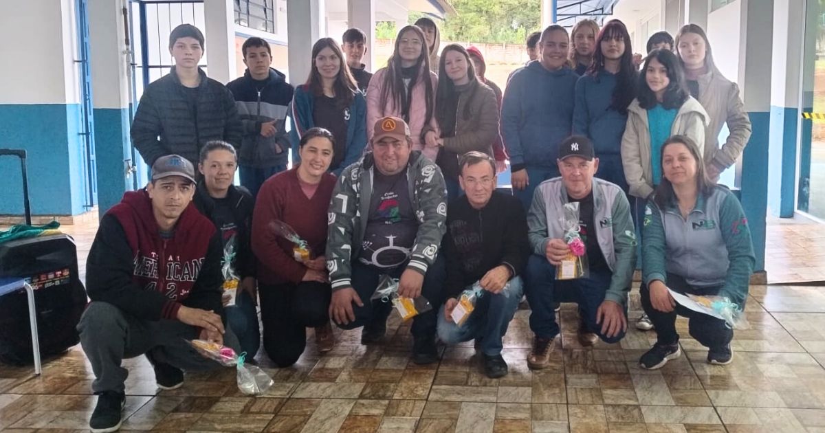 “Vocês transportam nossos sonhos”: estudantes homenageiam motoristas e monitores do transporte escolar em São Mateus do Sul