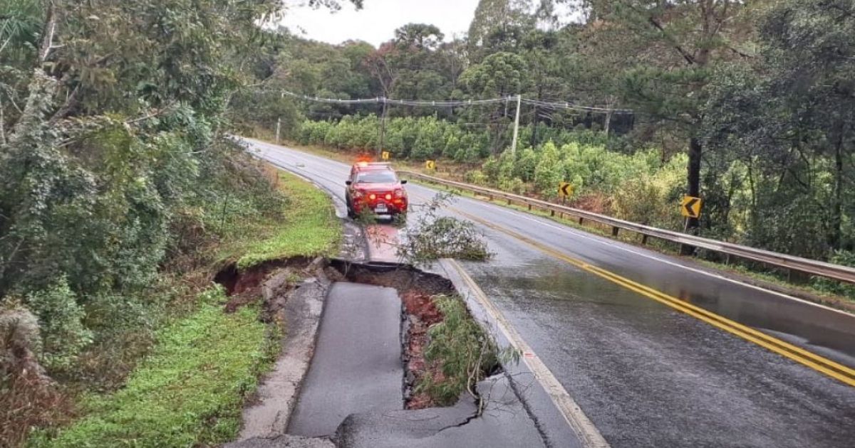 Deslizamento de terra no km 282 da BR-280 em Irineópolis