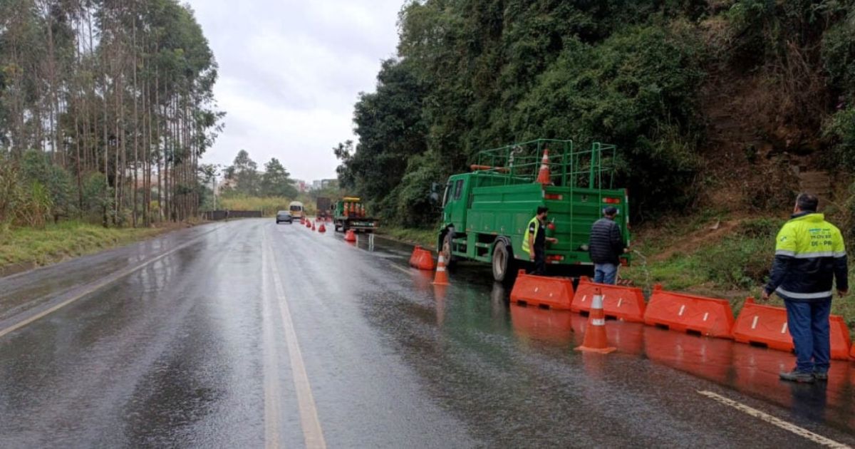 Rodovia do Paraná é interditada por risco de deslizamento