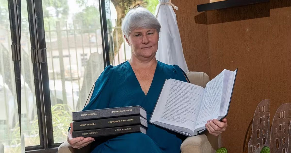 Mãe copia Bíblia à mão duas vezes, presenteia filhos e inspira transcrição coletiva em igreja do Paraná: ‘Não queria parar, mesmo sabendo o final’