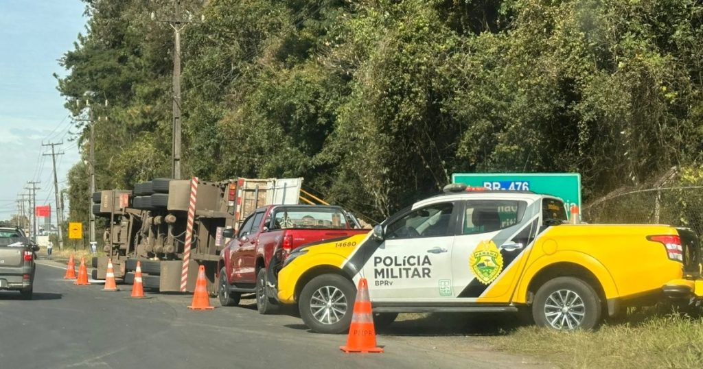Caminhão tomba no trevo de acesso à PR-364 em São Mateus do Sul