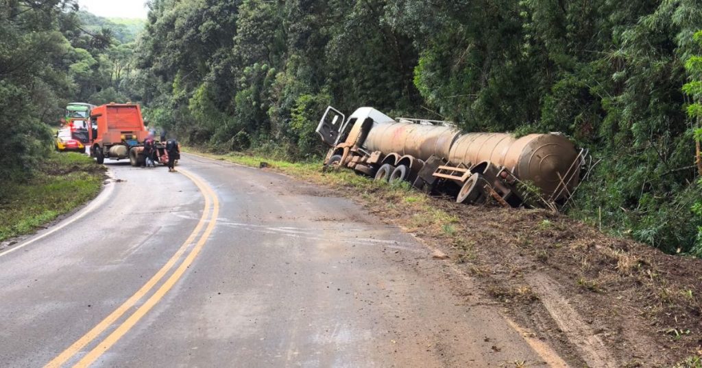 Caminhão-tanque sai da pista e interdita trecho da PR-170 em Bituruna