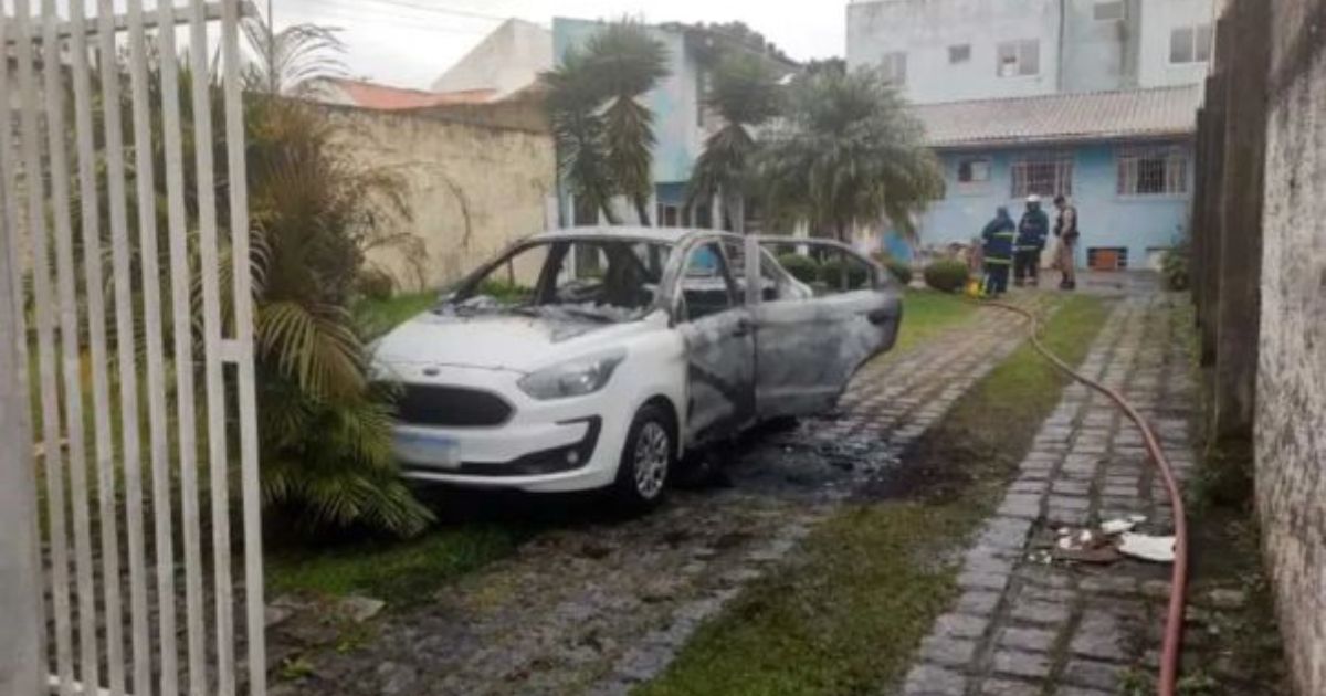 Jovem tenta estrangular mãe de 70 anos com câncer e incendeia carro e casa no Paraná