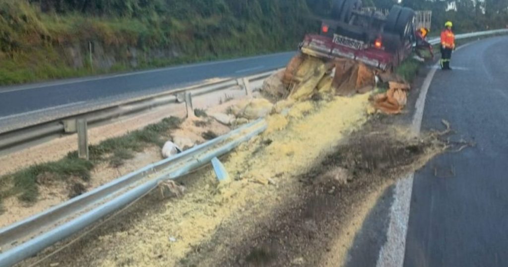 Motorista morre após caminhão capotar e carga se espalhar na BR-376