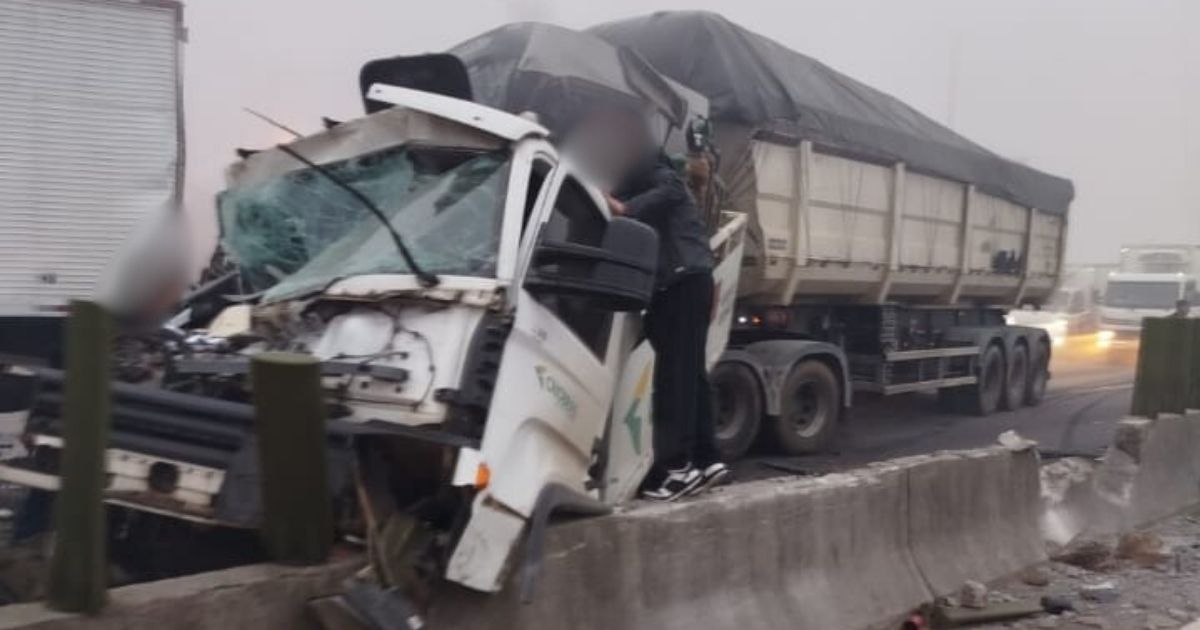 Neblina causa engavetamento com 12 veículos na BR-101; veja vídeo