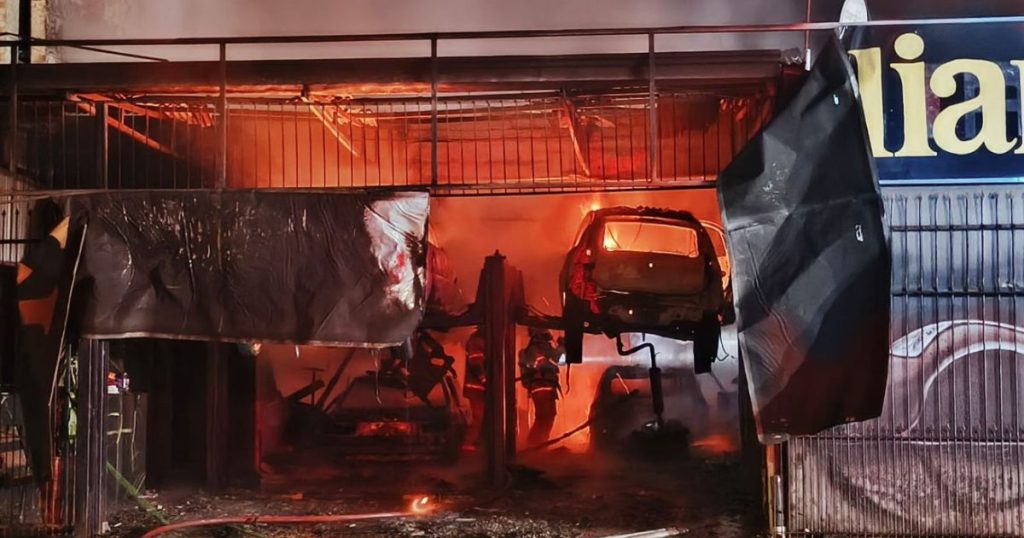 Oficina mecânica é destruída durante incêndio e carros ficam em chamas em Curitiba