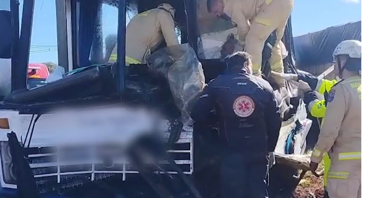 Ônibus com 36 passageiros é atingido por caminhão e deixa vários feridos na BR 277