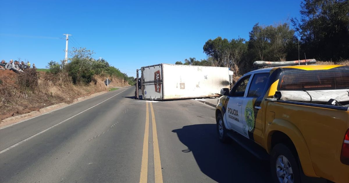 Caminhão tomba na PR-364 em São Mateus do Sul e provoca vazamento de óleo diesel; condutor fica ferido