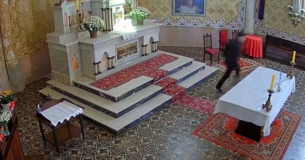 Homem invade igreja centenária em SC, acende explosivo e revolta fiéis