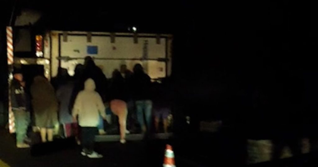Carga de caminhão tombado na BR-277 sofre saque e equipe de socorro é atacada