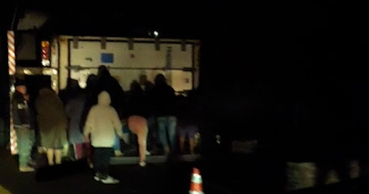 Carga de caminhão tombado na BR-277 sofre saque e equipe de socorro é atacada