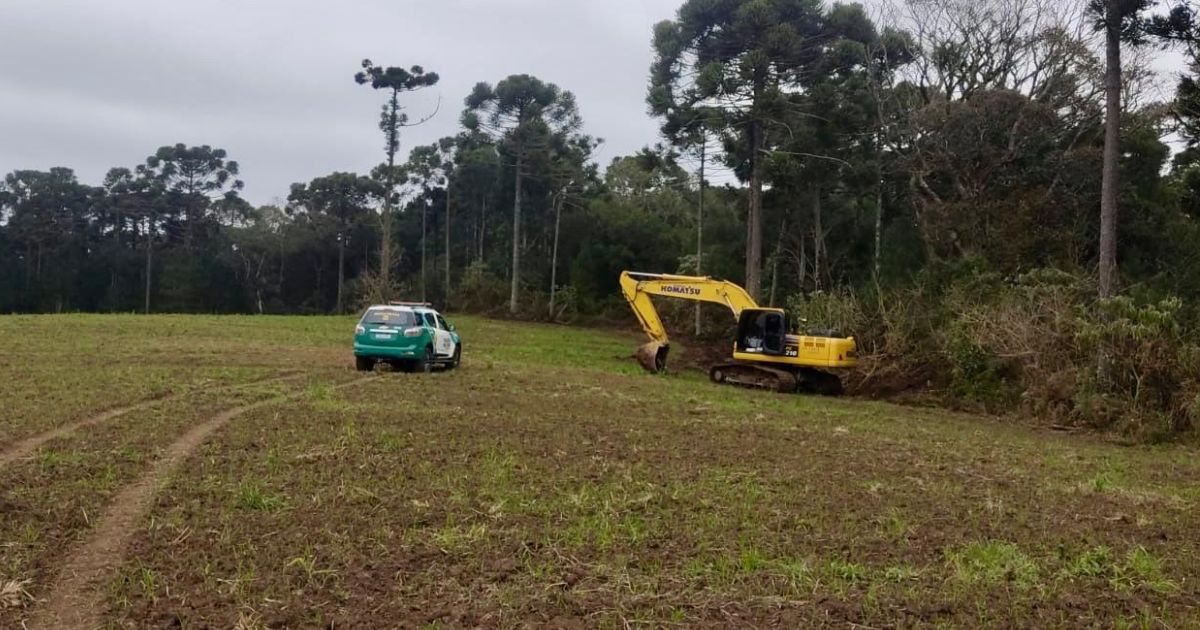 Polícia Ambiental prende operador de máquina e apreende escavadeira por crime ambiental em Irati