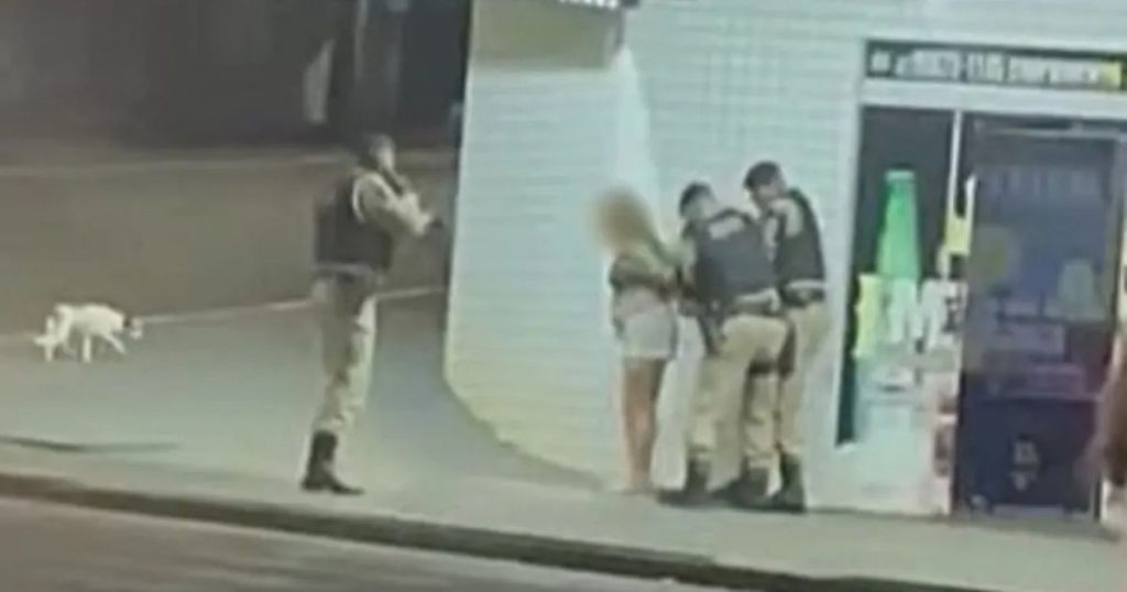 Mulher mata marido a facadas e “comemora” crime bebendo com amigos em loja de conveniência no Paraná