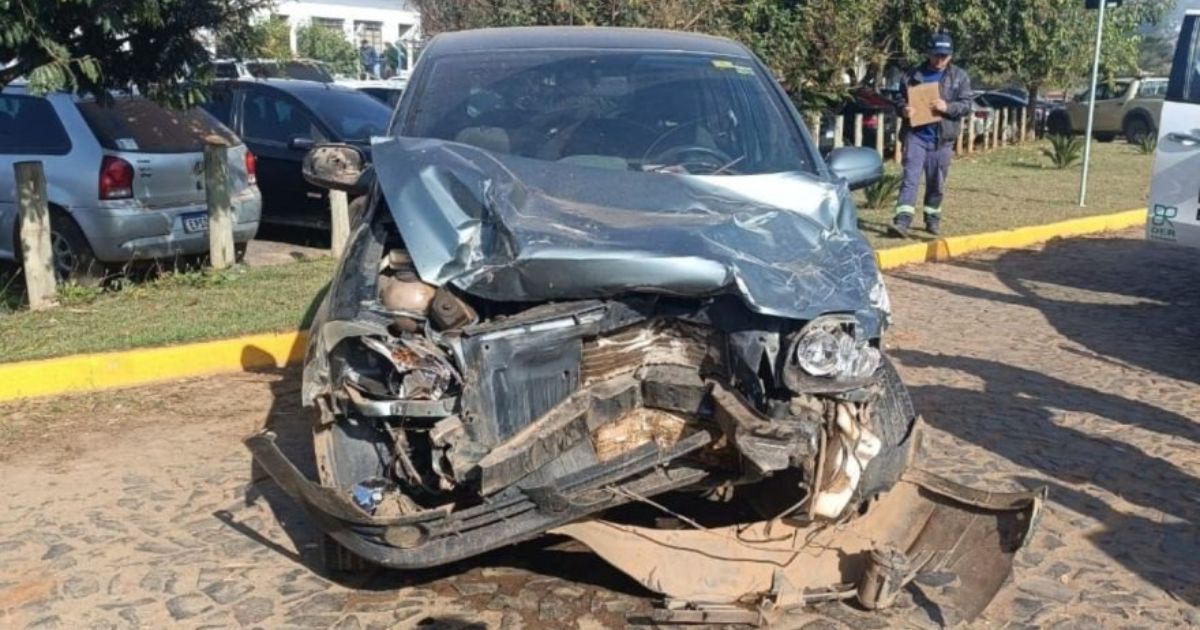 Veículo de prefeitura se envolve em acidente no Paraná; condutor foi preso por apresentar CNH falsa