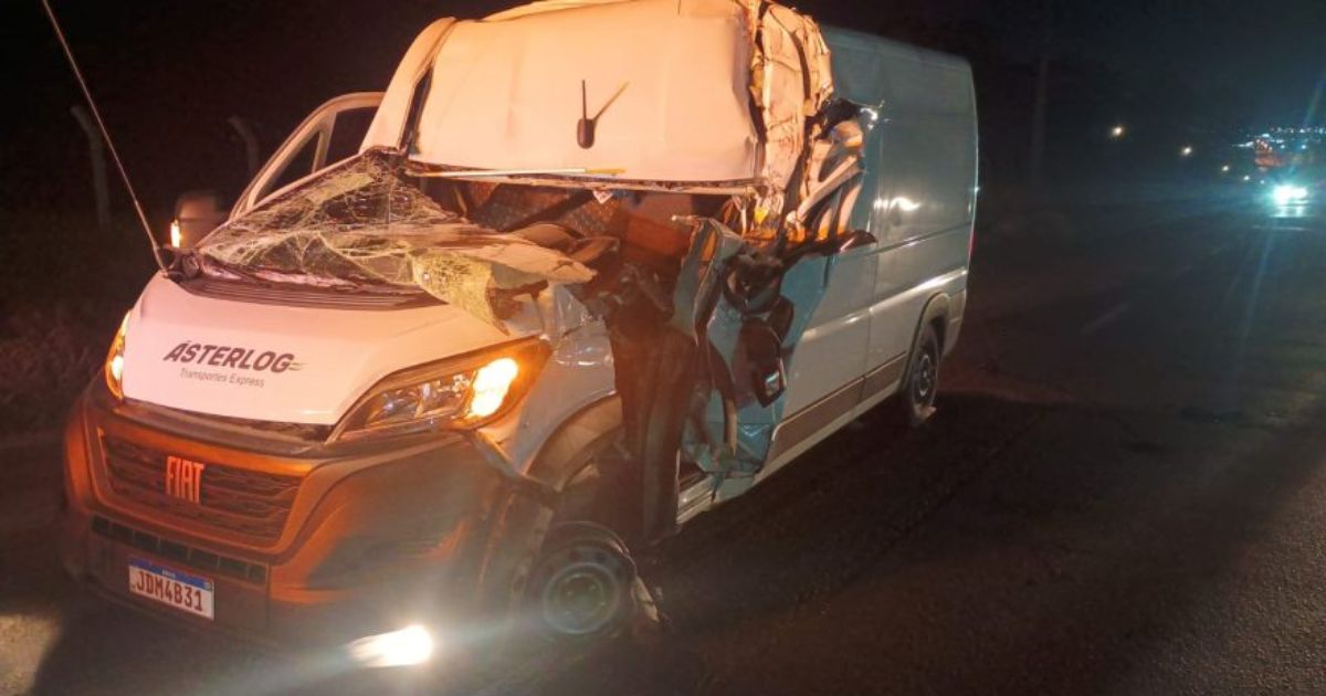 Colisão traseira deixa motorista ferido na BR-376