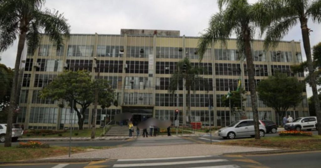 Servidor é indiciado por bater ponto e ir embora em Ponta Grossa