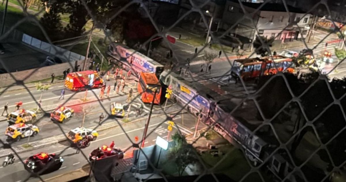 Biarticulado parte ao meio ao ser atingido por trem em Curitiba; 11 pessoas ficaram feridas