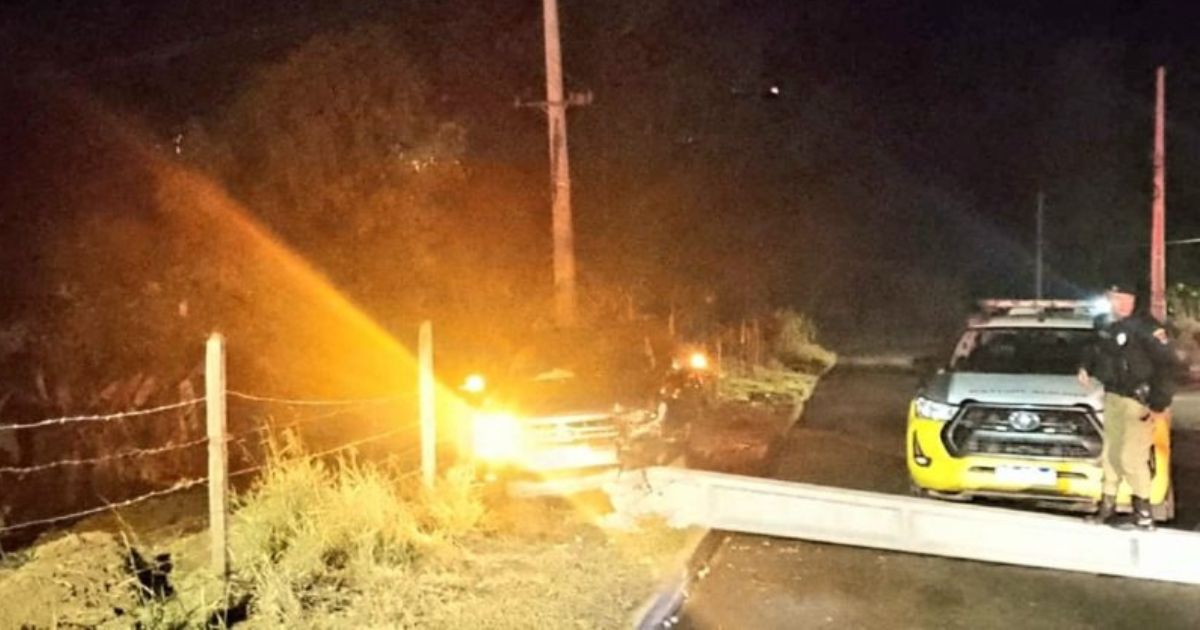 Perseguição na PR-151 termina com colisão contra poste e prisão de suspeito