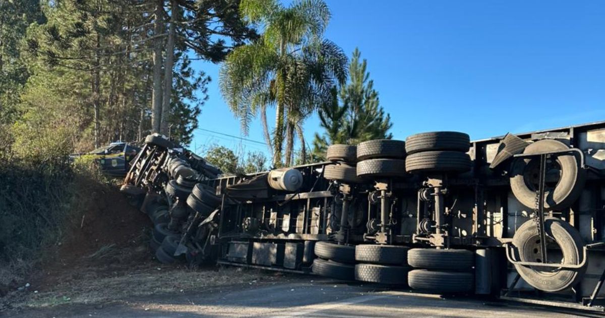 Mais um grave acidente na BR-476 motorista fica preso nas ferragens