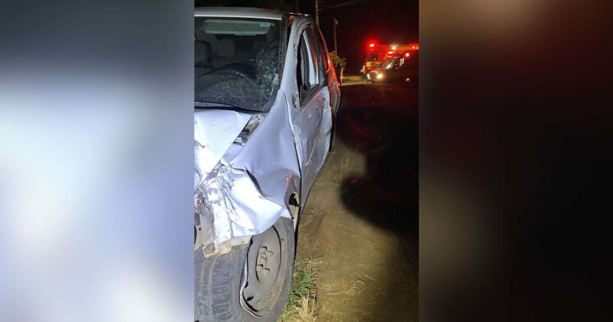 Motorista bate em poste e leva carro para casa após acidente