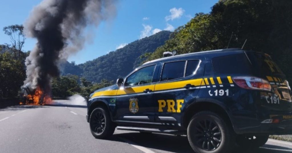 Ônibus pega fogo na BR-277 e pista é interditada; veja vídeo
