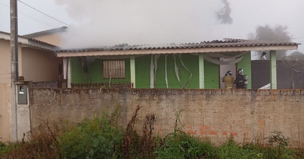 Residência é destruída por incêndio em São Mateus do Sul