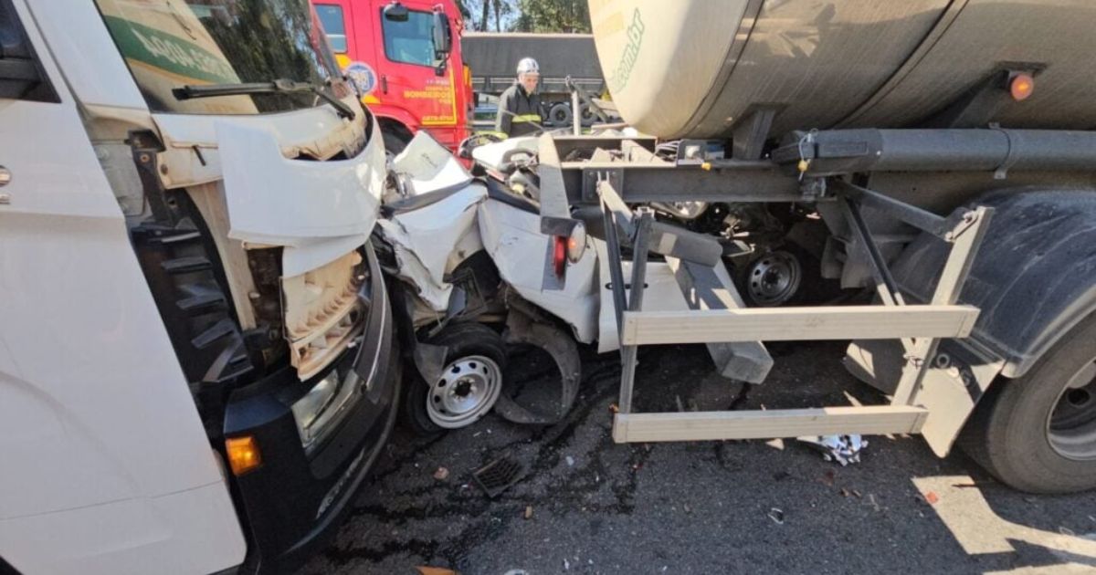 Milagre! Motorista sobrevive a engavetamento entre caminhões na BR-376
