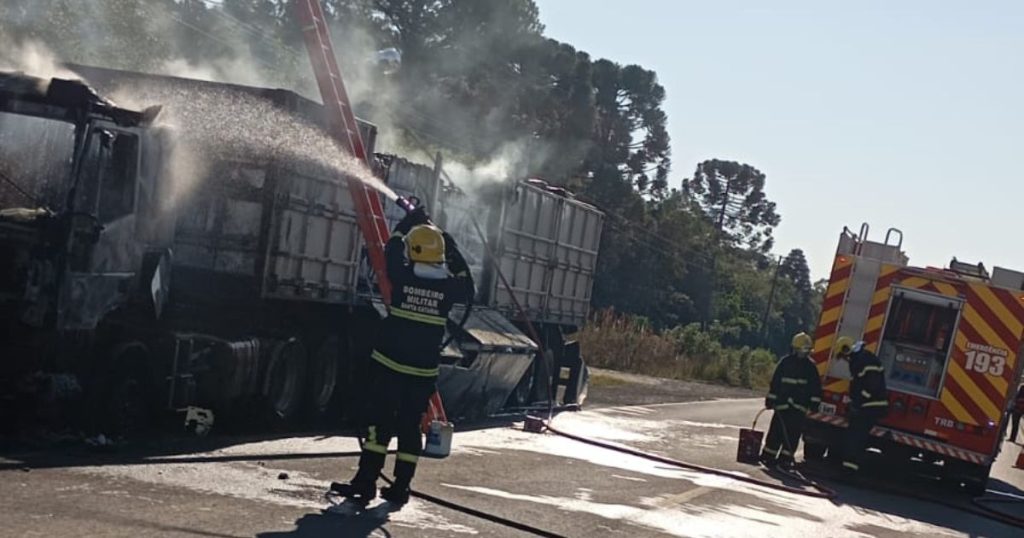 Incêndio em caminhão mobiliza bombeiros do PR e SC na PR-151