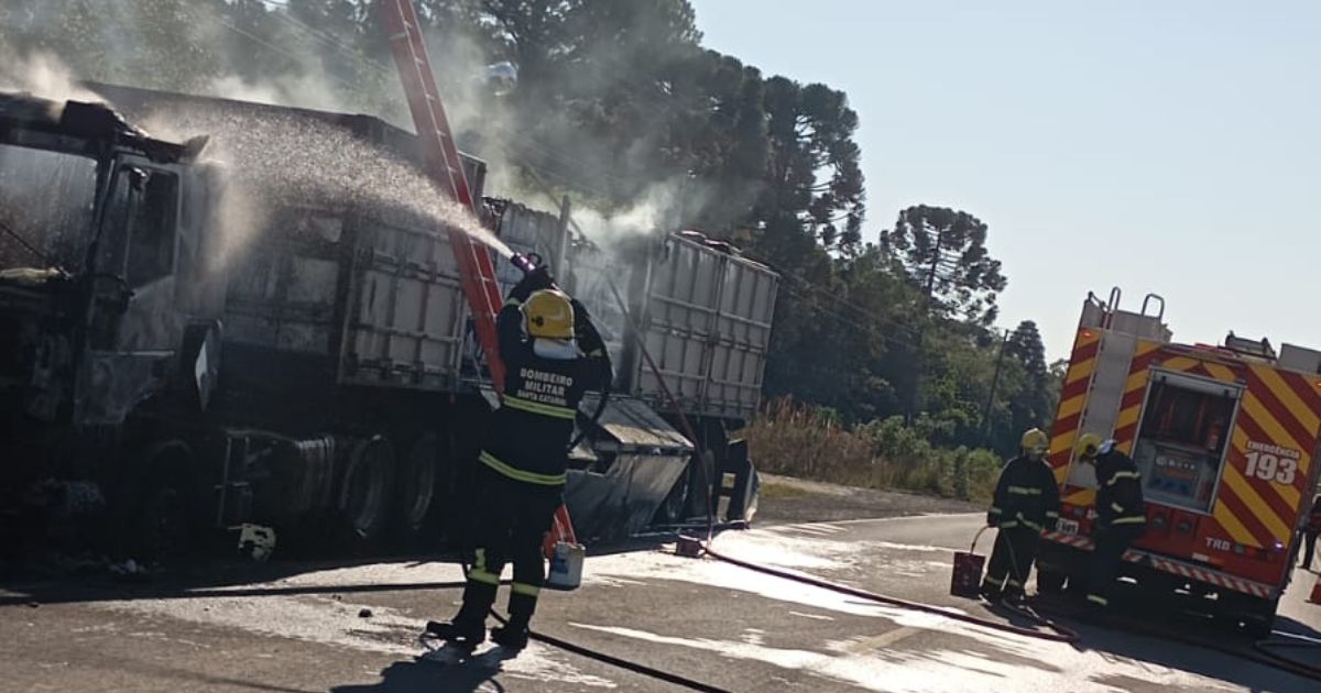 Incêndio em caminhão mobiliza bombeiros do PR e SC na PR-151