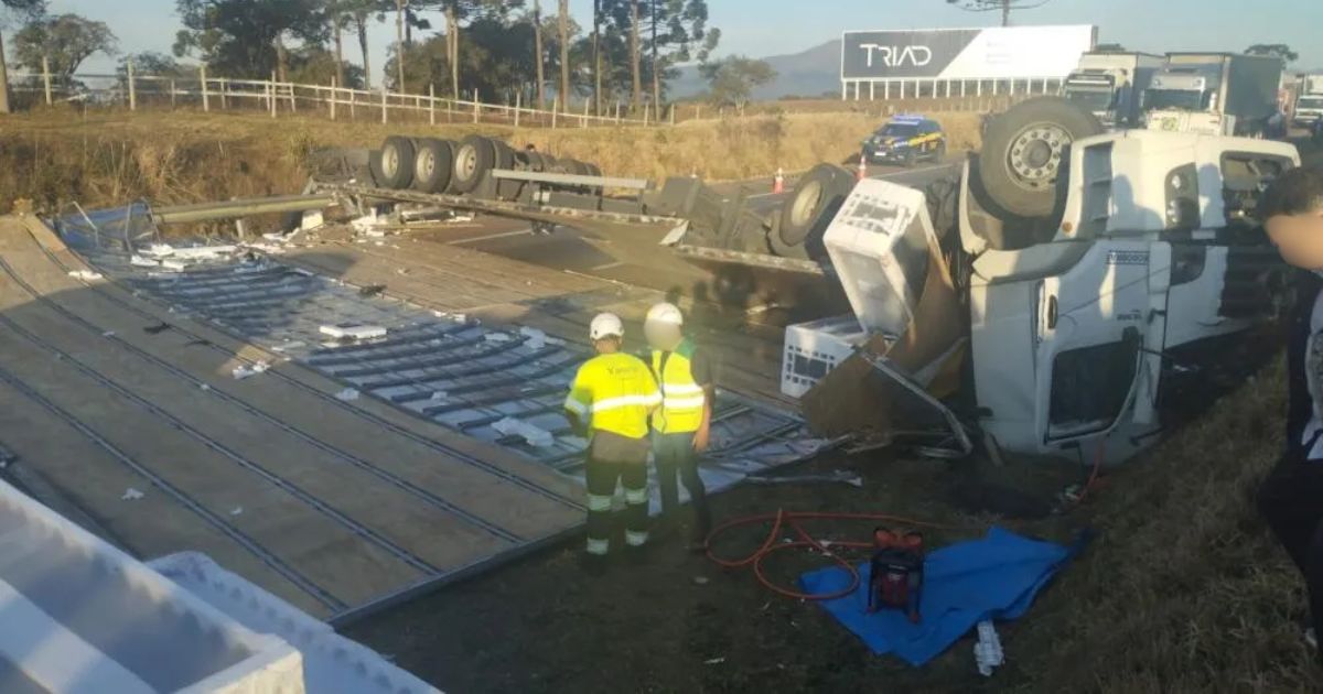 Acidente com carreta carregada de geladeiras deixa uma vítima fatal e interdita BR-376