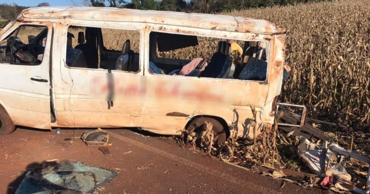 Homem morre e sete ficam feridos após capotamento de van que transportava trabalhadores no Paraná