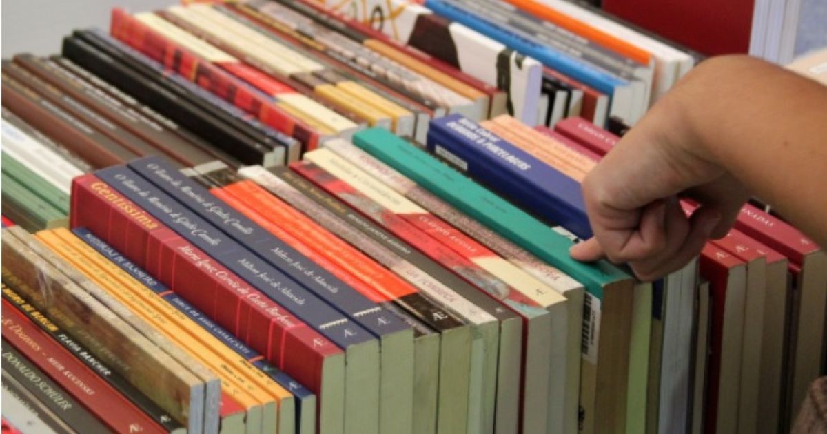 Sem verba, MEC adota ‘compra escalonada’ de livros e foca em português e matemática para 2026