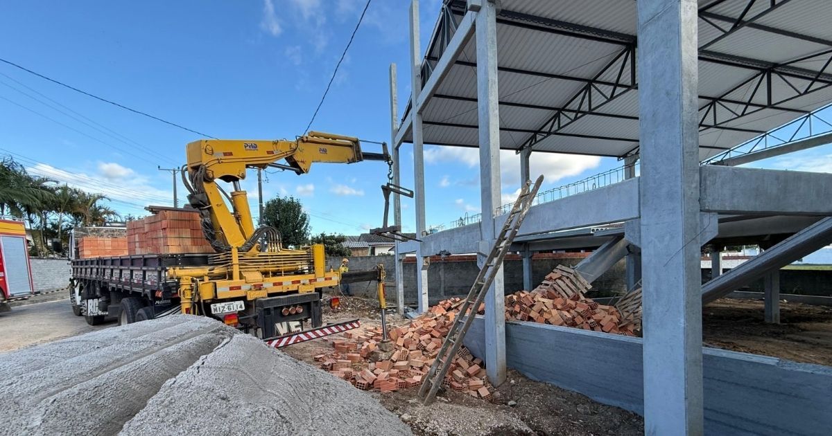 Trabalhador morre soterrado por tijolos em construção de igreja