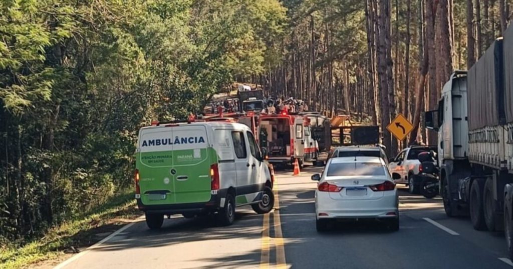 Grave acidente é registrado no Paraná: colisão entre carreta e Amarok deixa três feridos