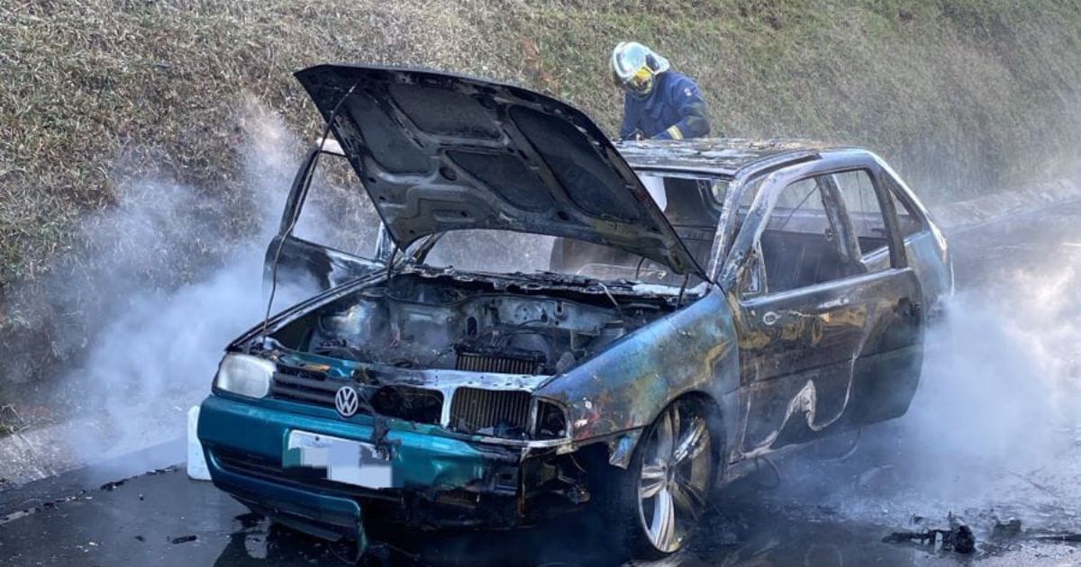 Bombeiros combatem incêndio em veículo na PR-151, em São Mateus do Sul