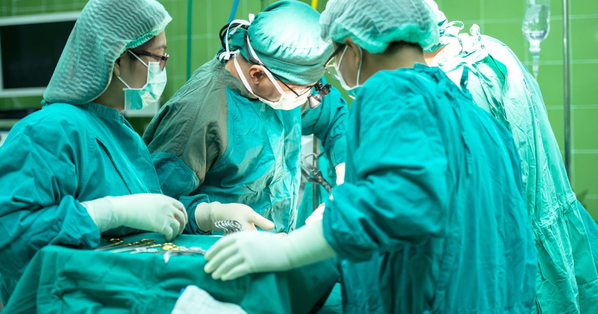 Brasil registra primeiro caso de câncer raro ligado a implante de silicone; paciente de 38 anos morreu