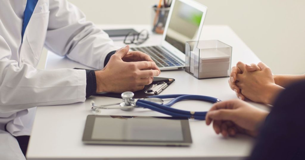 Médico é condenado a pagar mais de R$ 160 mil por cobrar pacientes prometendo ‘furar fila’ do SUS