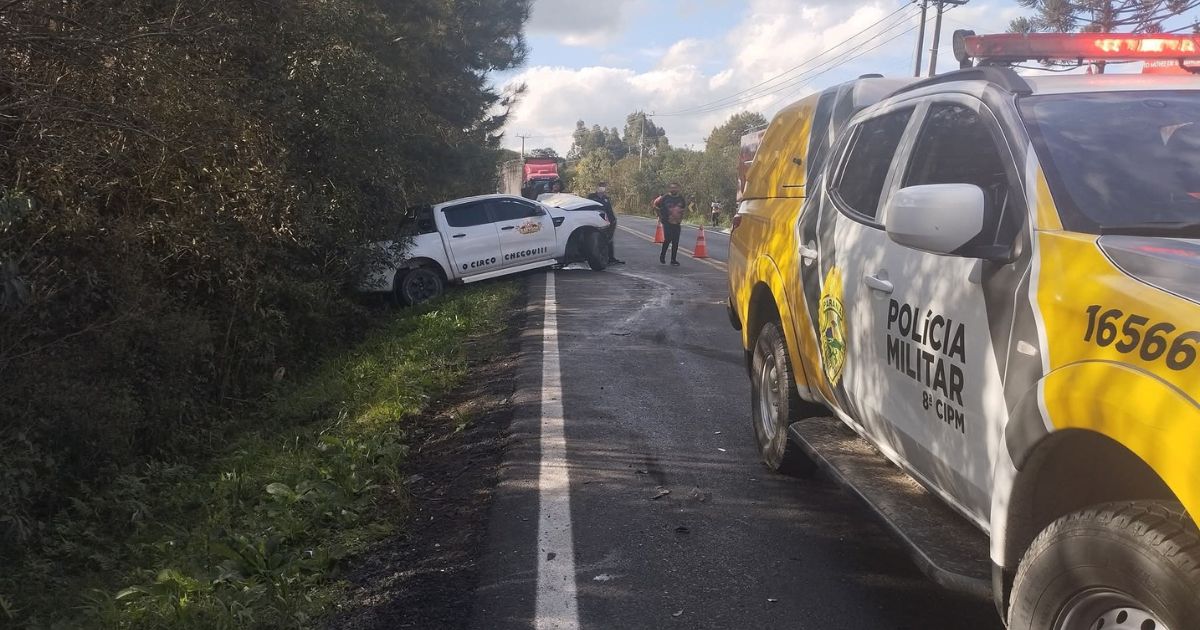 Colisão entre carro e caminhonete deixa duas vítimas fatais na BR-153 entre Rebouças e Rio Azul