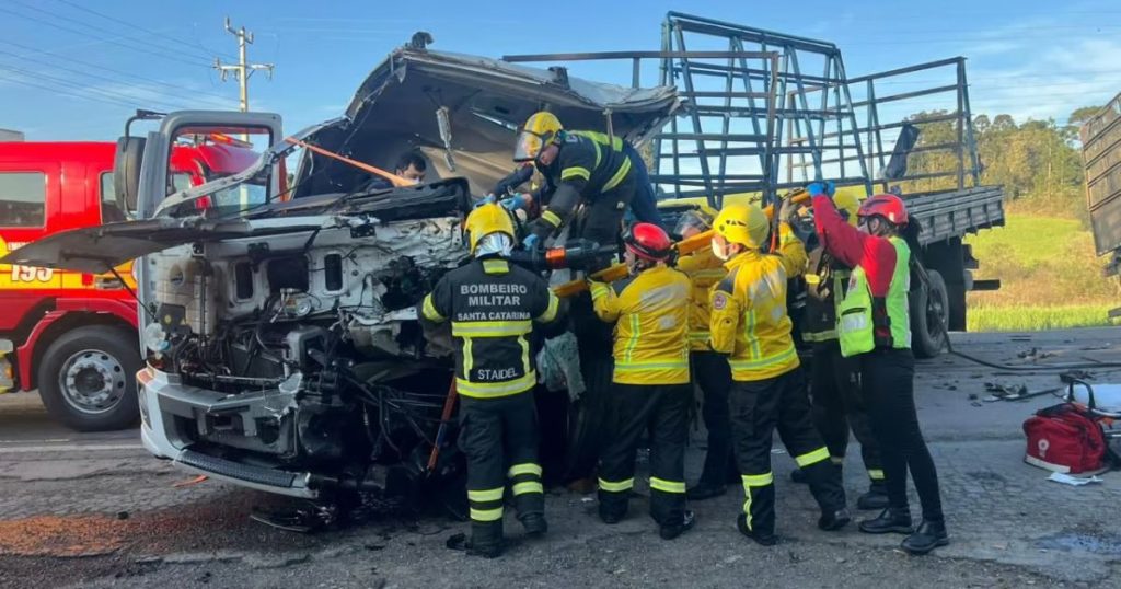 Colisão frontal entre caminhões deixa motorista encarcerado na BR-280