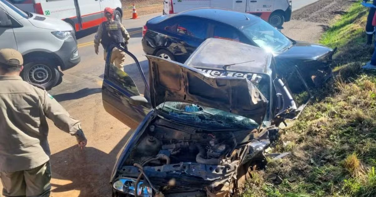 Quatro crianças ficam feridas e mãe fica presa às ferragens após carro da família bater de frente com outro no PR