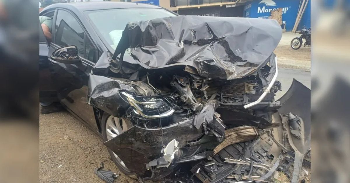 Colisão frontal na BR-153 em Irati deixa duas pessoas feridas
