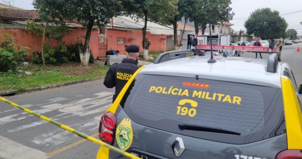 Homem mata amigo a pauladas no meio da rua após bebedeira na Grande Curitiba