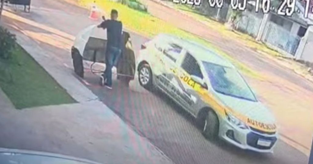 Aluna invade autoescola com carro ao tentar fazer baliza no PR; veja vídeo